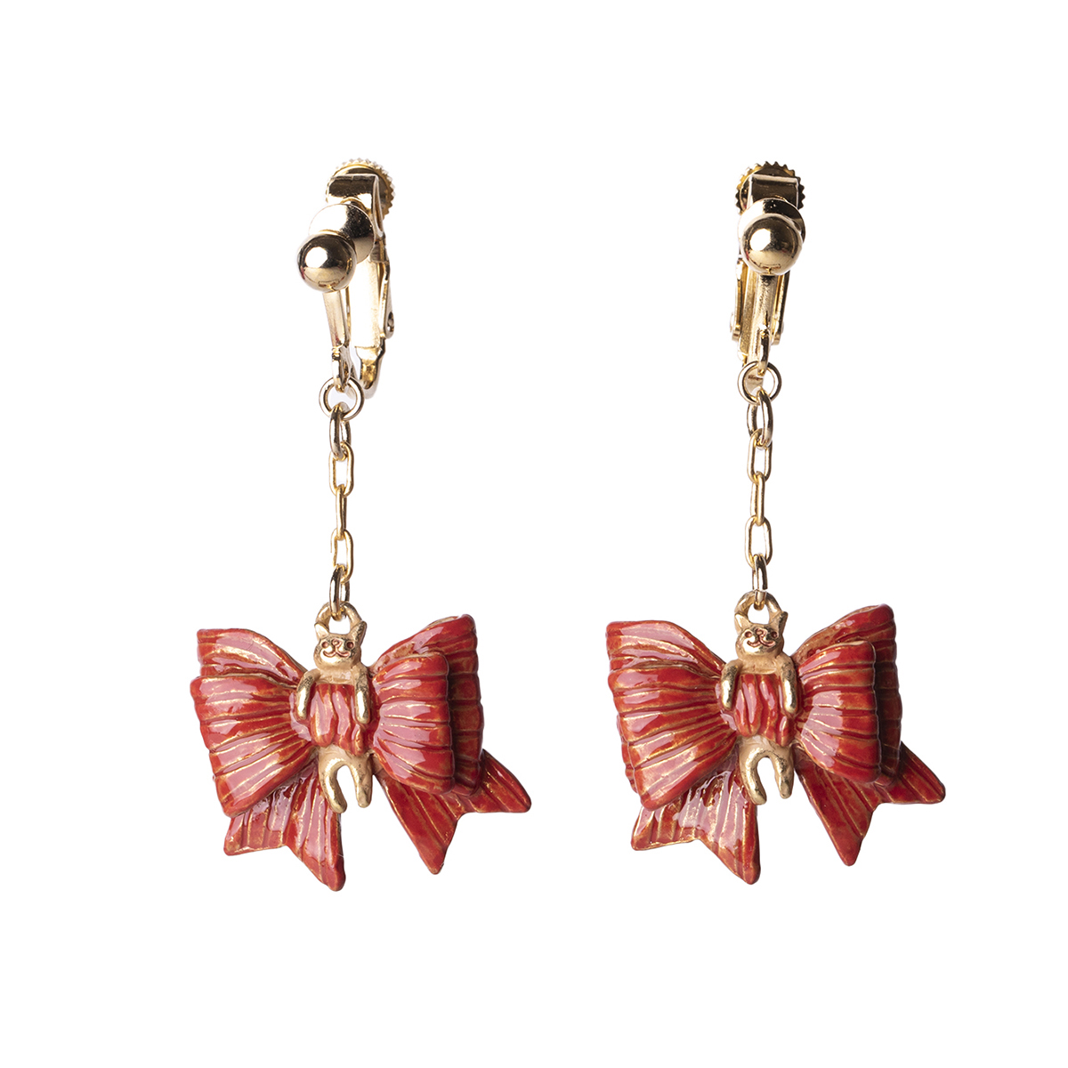 大きなリボンに包まれて綺麗にラッピングされた猫のイヤリング