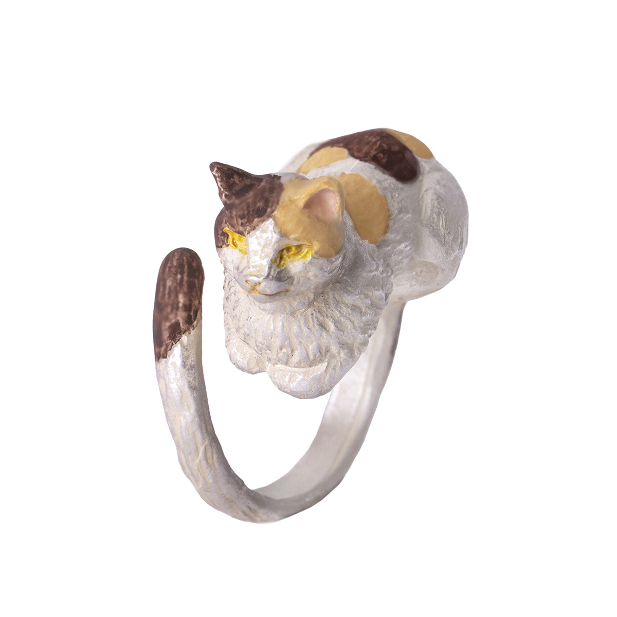 指の上でちょこんと香箱座りをしている三毛猫のリング