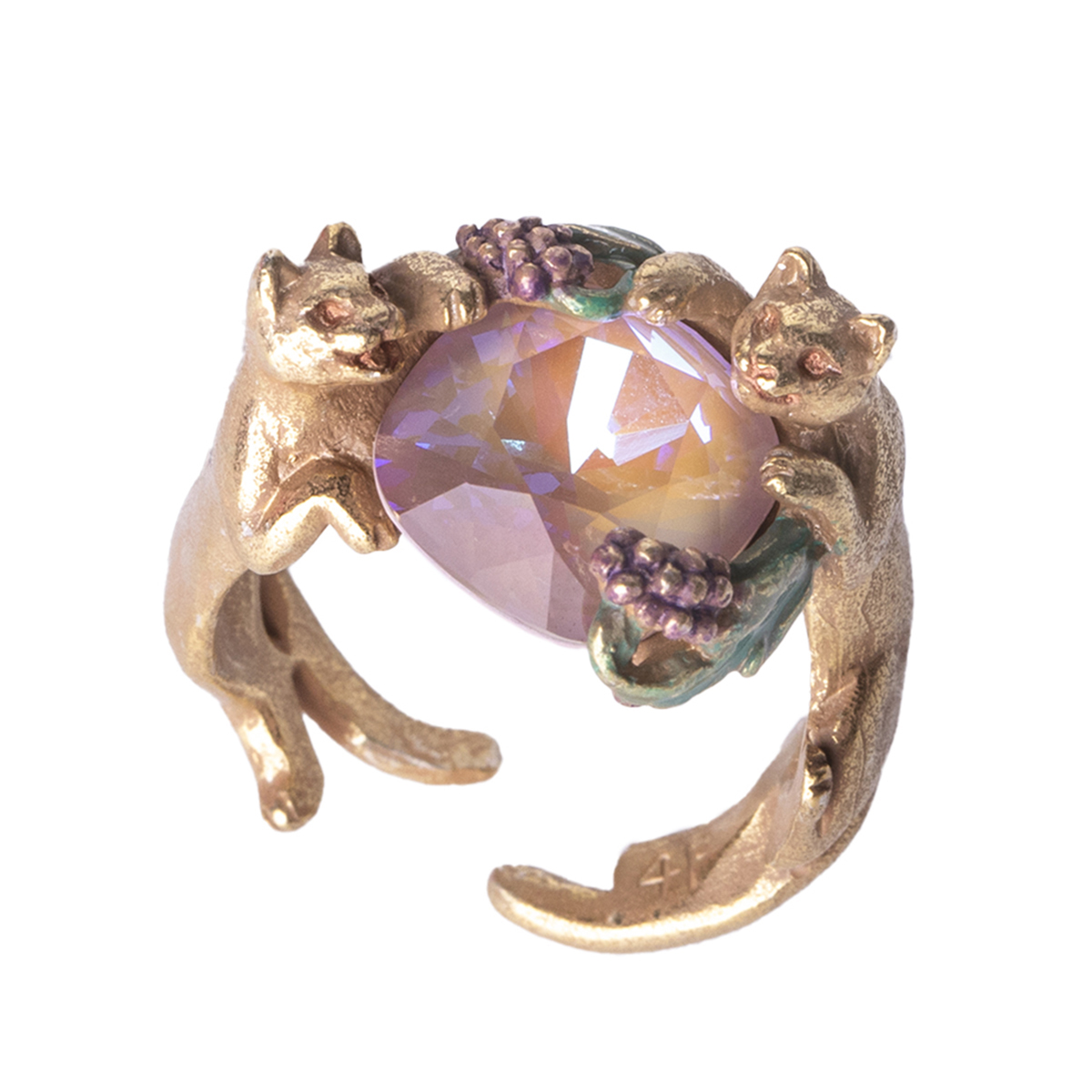 気になる植物にじゃれて遊ぶ猫たちのリング