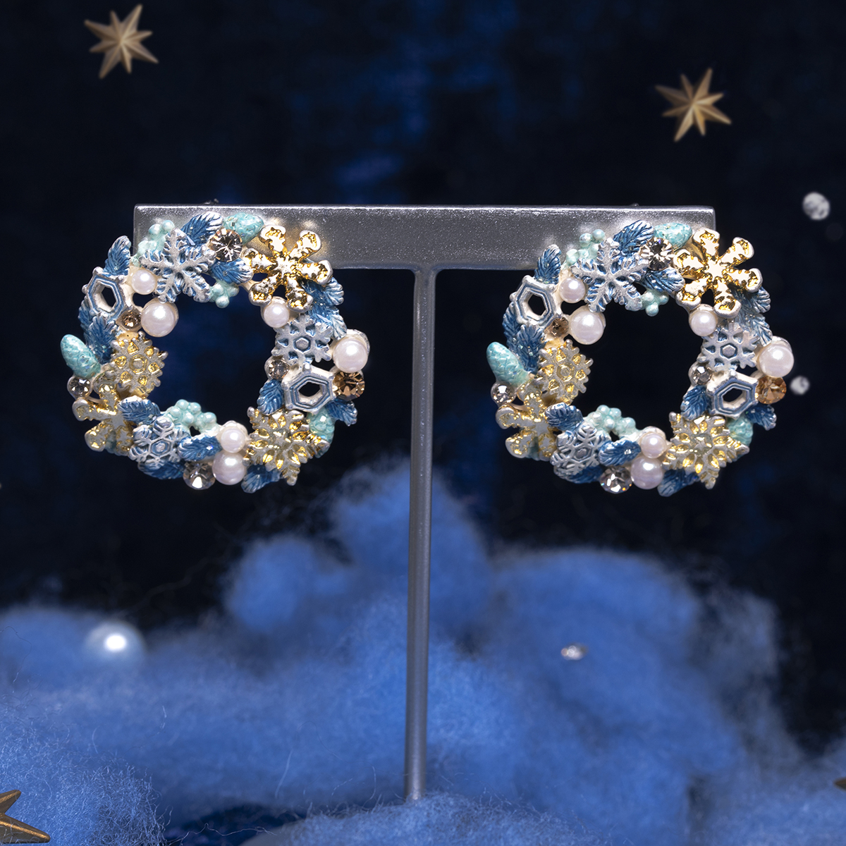 ろうそくに照らされた雪の結晶のリースをモチーフにしたピアス。パルナートポックのクリスマス限定商品