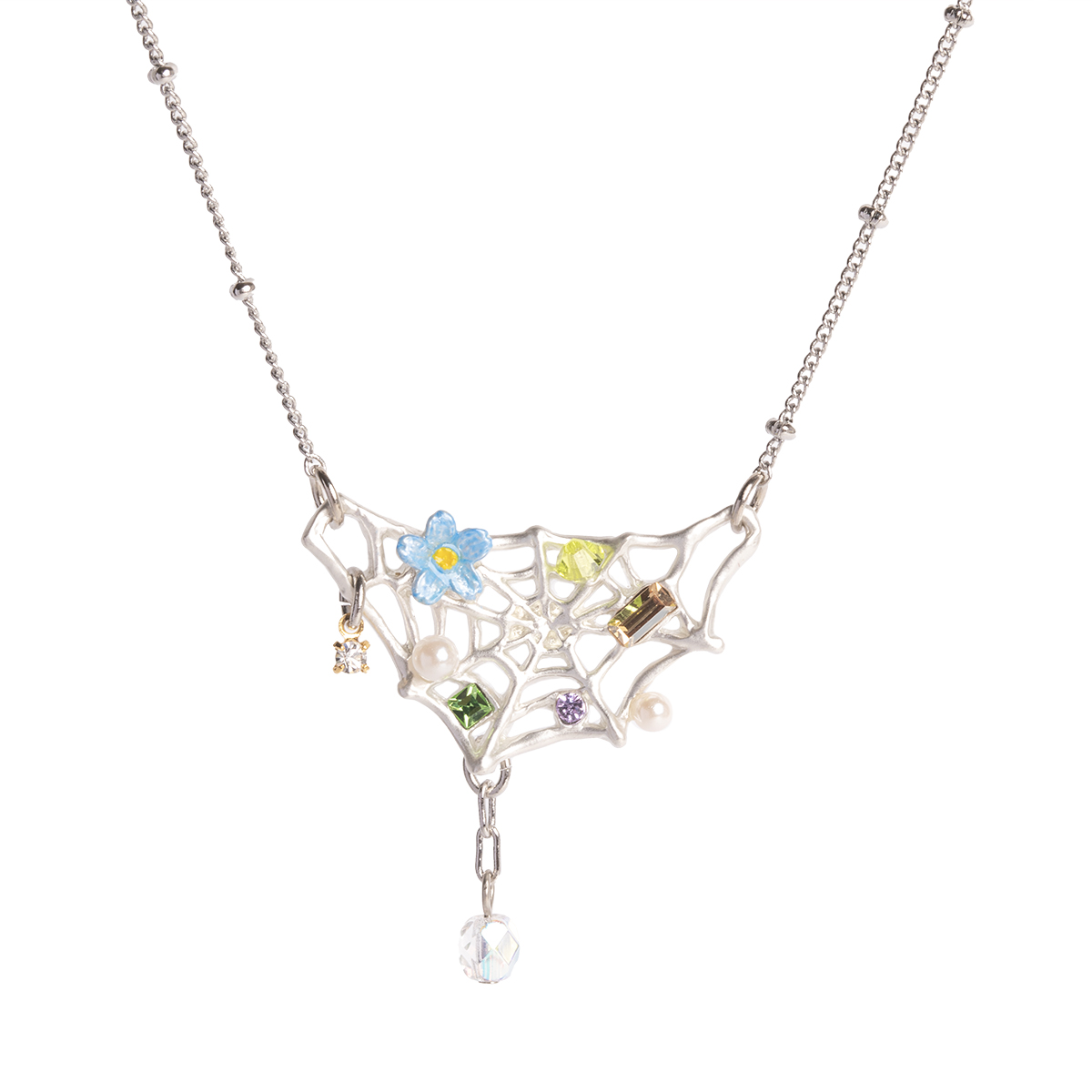 くもの巣に水滴と花をあしらった繊細なデザインのネックレス