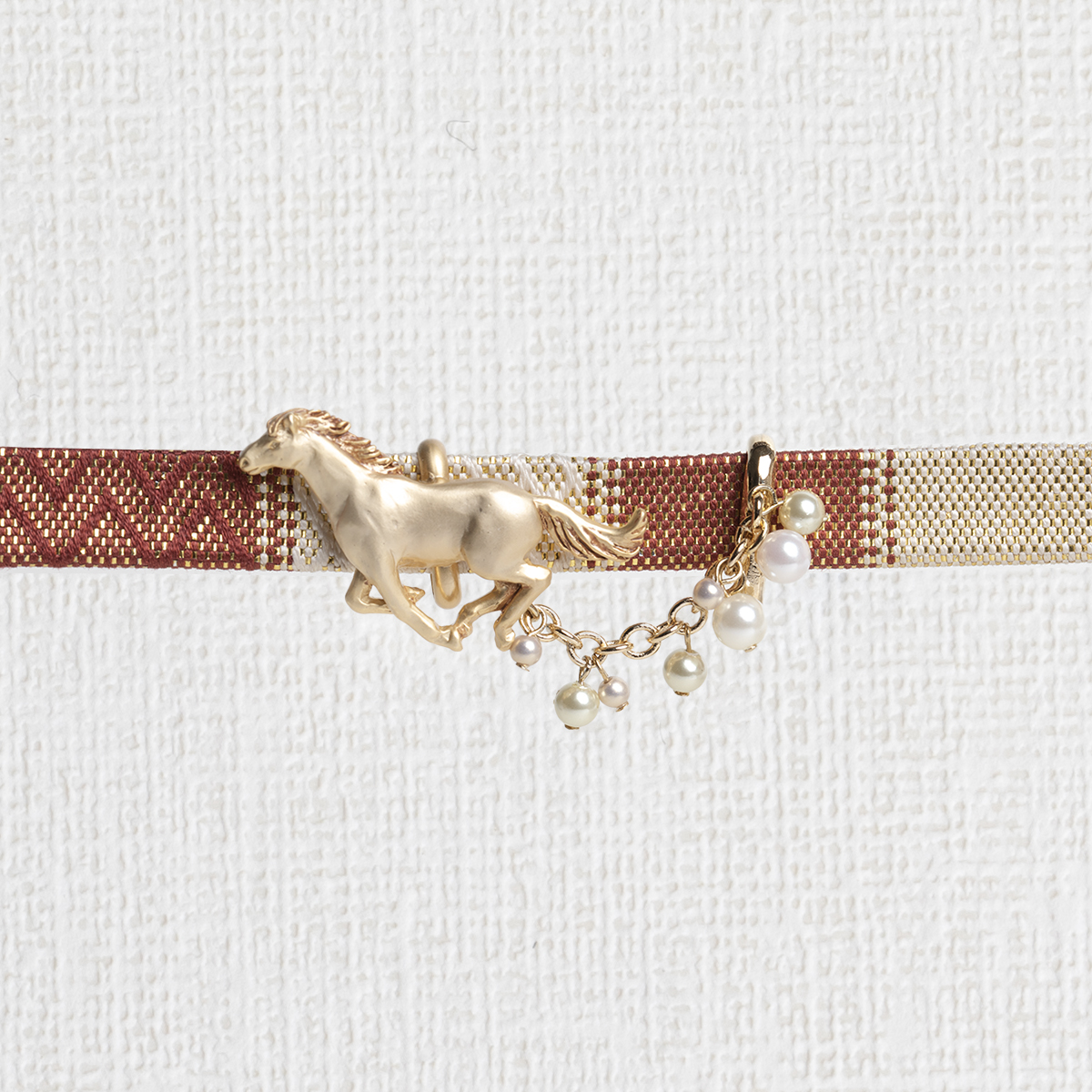 スピード感溢れる躍動的なデザインの駆け抜ける馬の帯留め