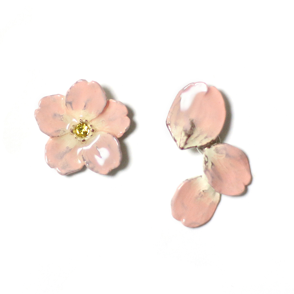 サクラひらりピアス / Floating Sakura