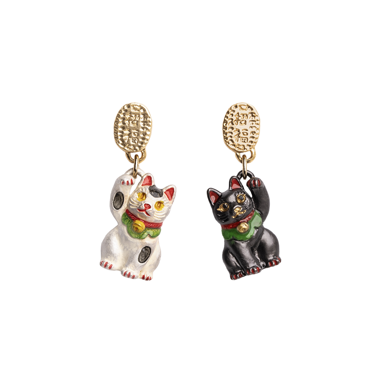 白と黒の招き猫ピアス。動きのある縁起物デザインで福を呼ぶ。