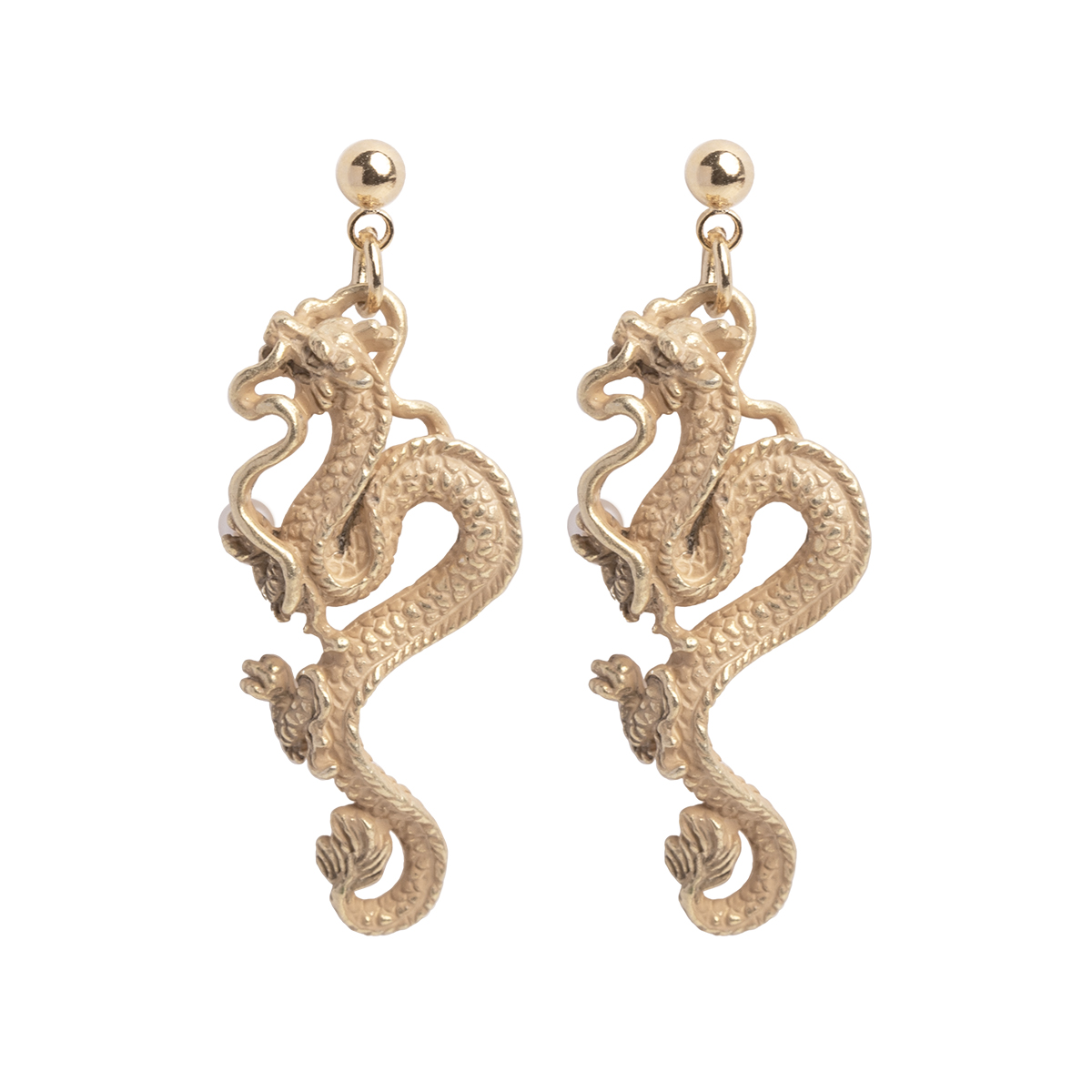 マットゴールドの龍ピアス。幸福と平和を象徴する上品な一品。