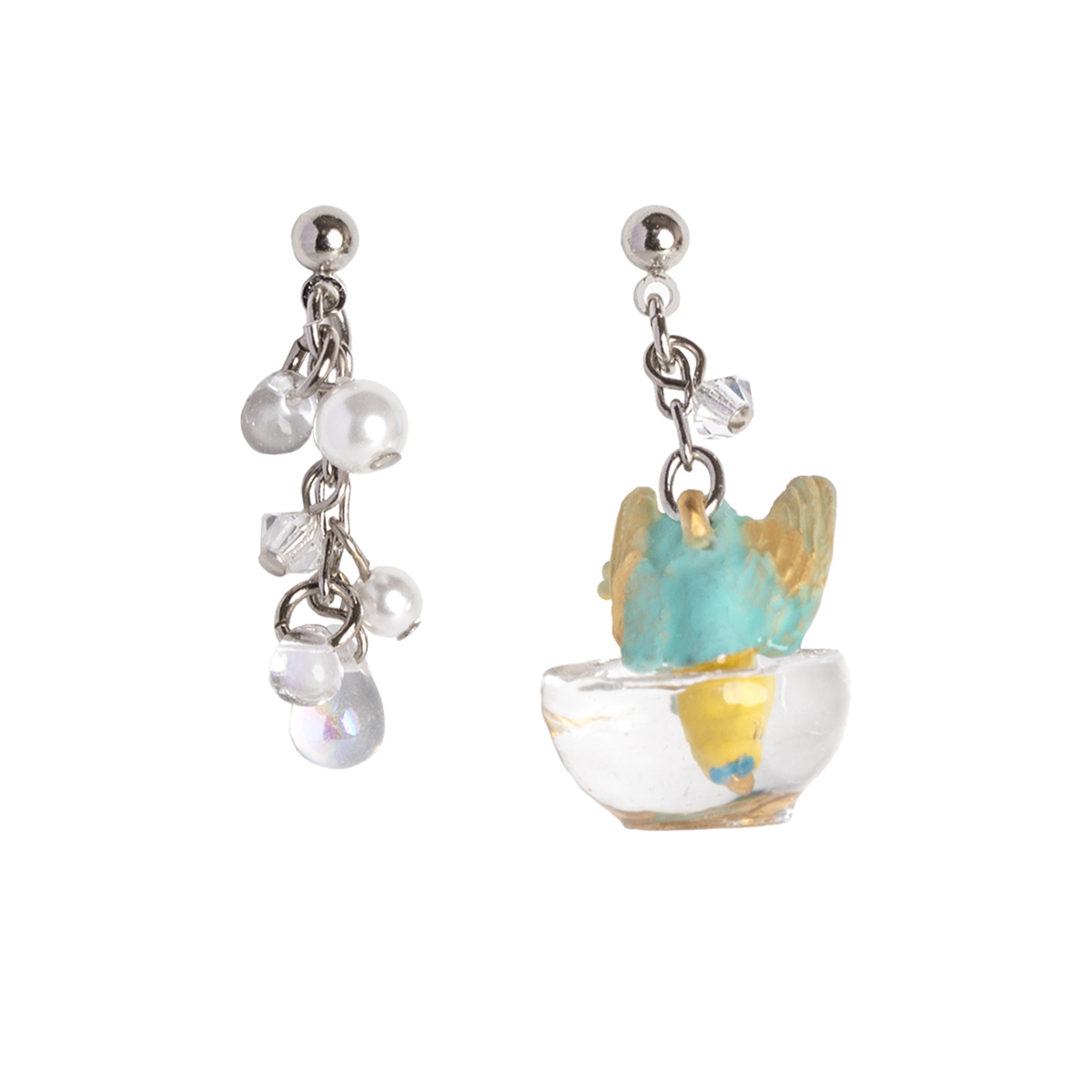 水浴びを楽しむセキセイインコをモチーフにしたユニークなピアス