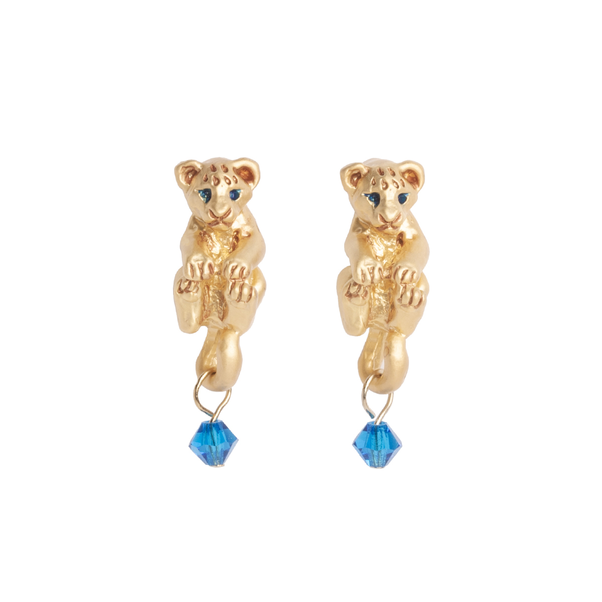 母ライオンにくわえられて運ばれる子ライオンを表現した可愛いピアス