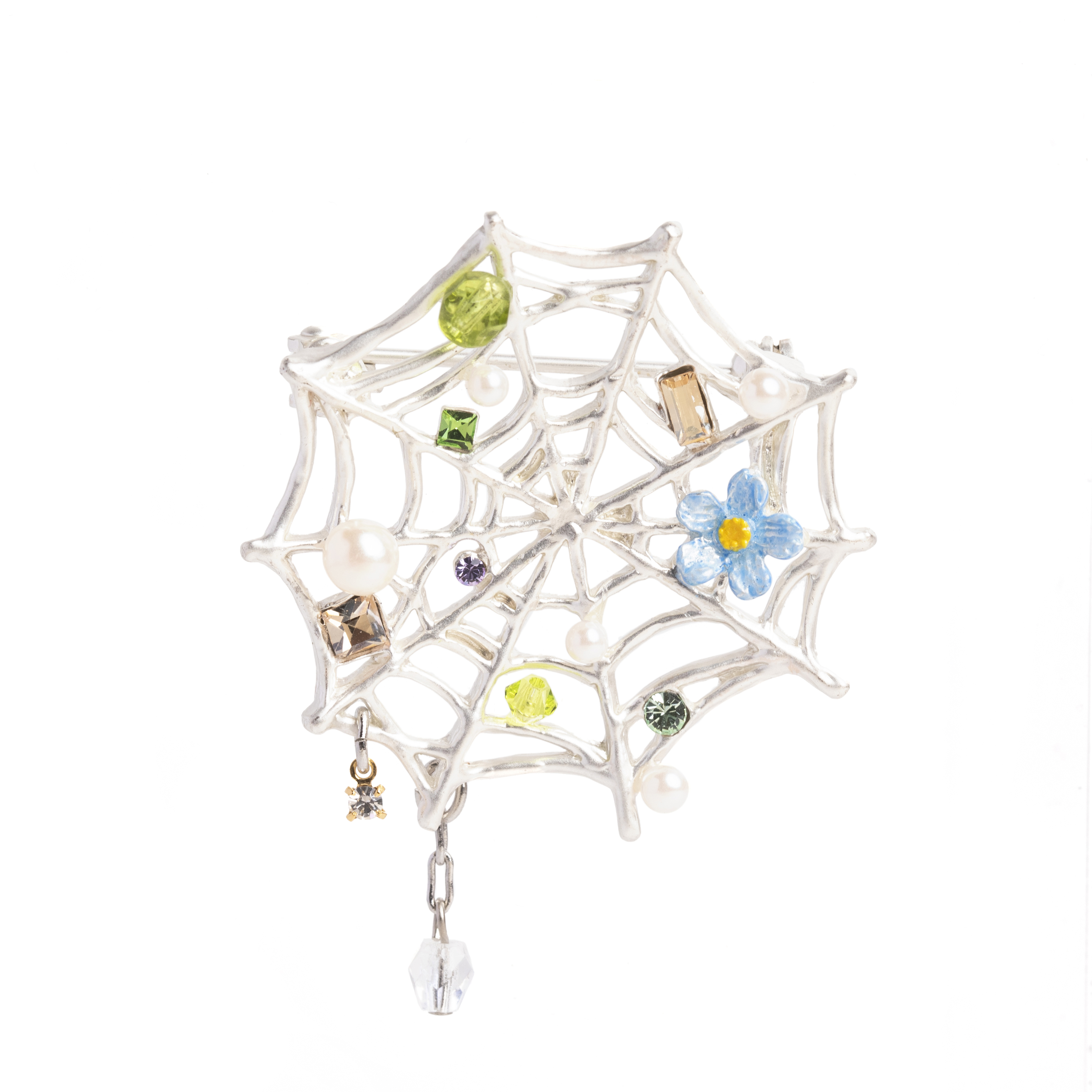 くもの巣に水滴と花をあしらった繊細なデザインのブローチ