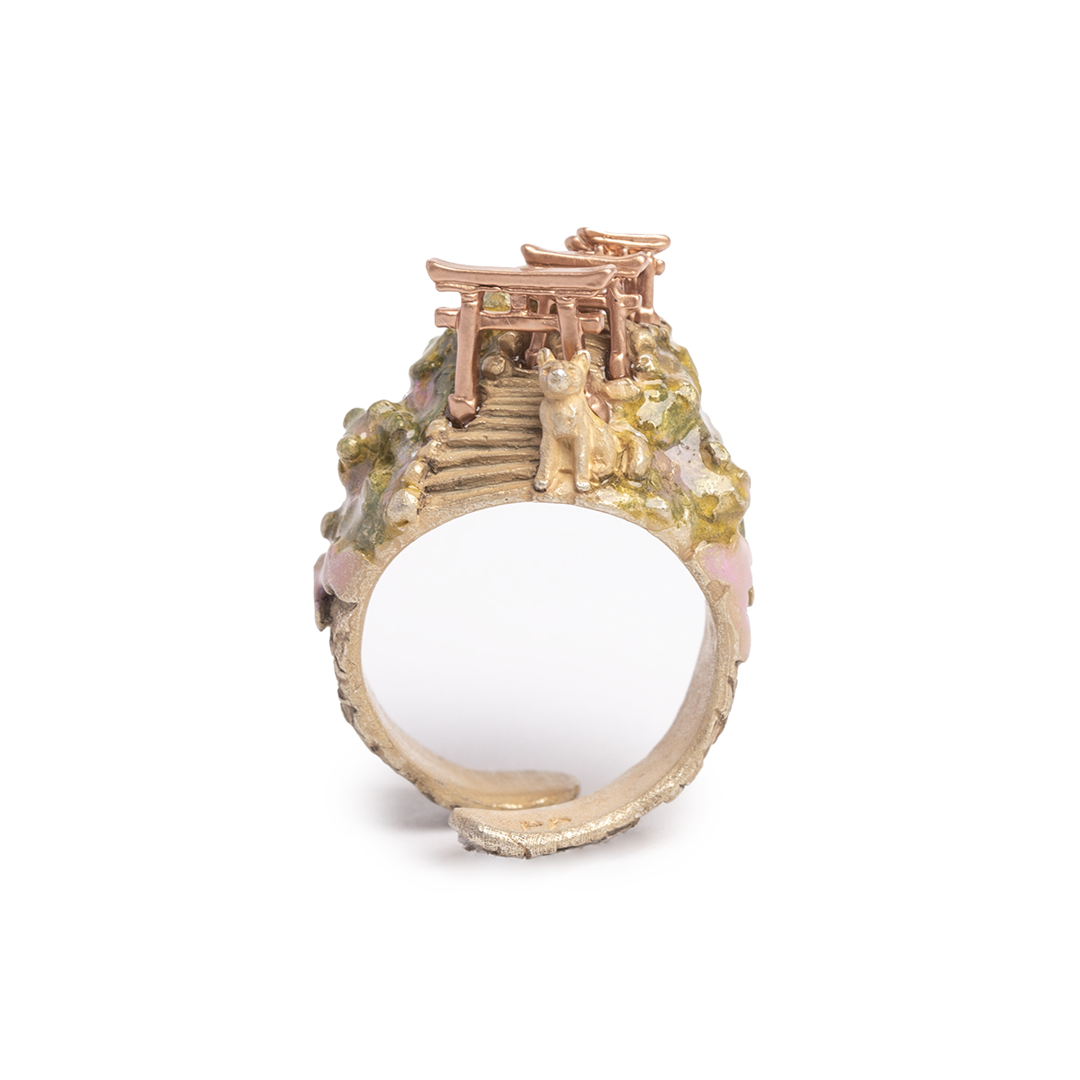 狐が誘う幻想的な参道モチーフ。立体的で神秘的なデザインリング。